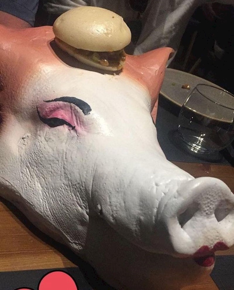 7. Sendvič sa svinjetinom poslužen na svinji...