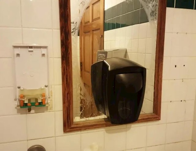 Pa kud baš na sredini ogledala 🤣