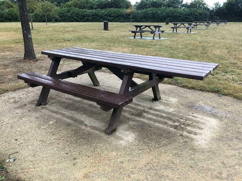 Stol s mjestima za ljude u invalidskim kolicima