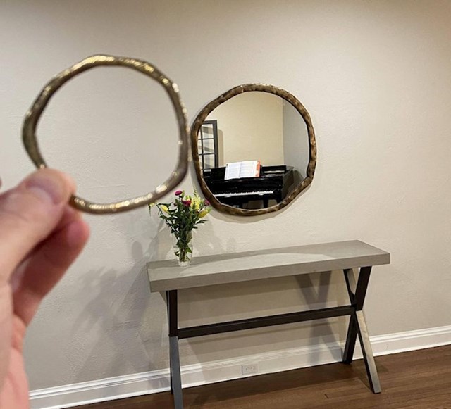 Pronašao je komad nakita identičan okviru ogledala!