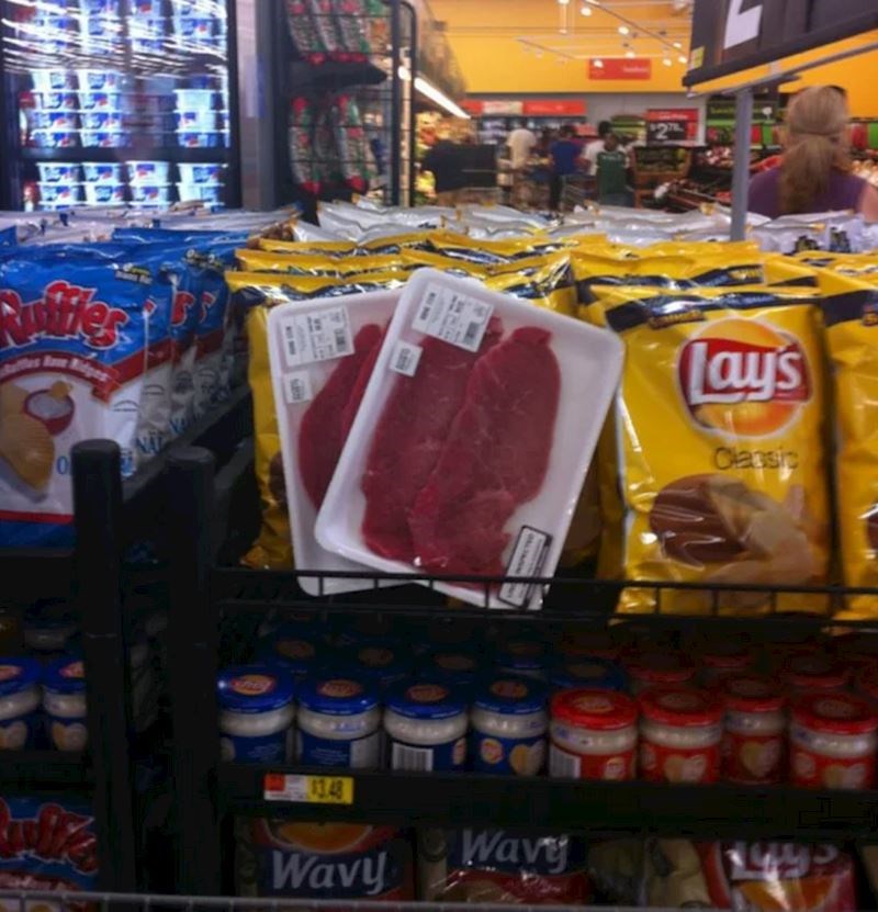 Netko je odlučio da ipak neće uzeti meso pa ga je ostavio na prvoj polici...