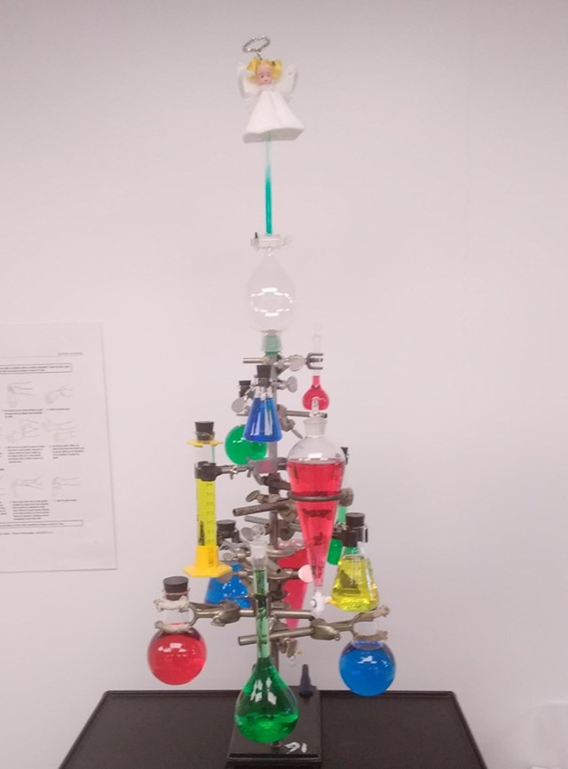 10. Profesor kemije napravio je božićno drvce za svoje učenike!