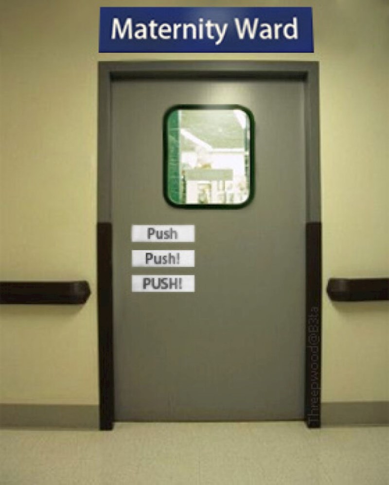 Prigodan natpis na ulazu u rodilište