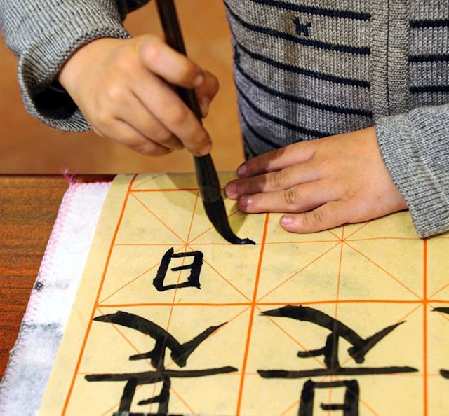 Uz klasične predmete, maleni Japanci uče Poeziju i Japansku kaligrafiju