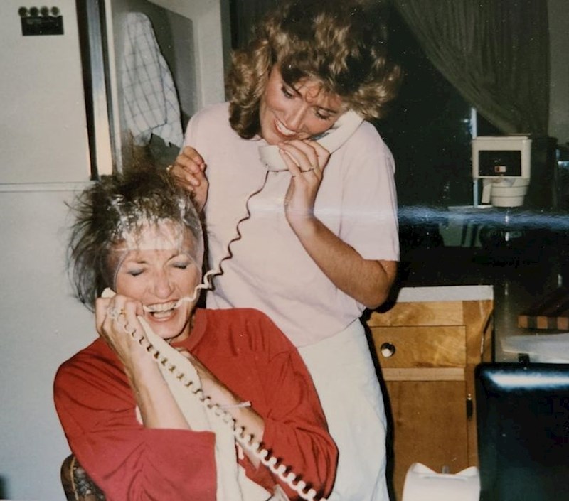 Mama i kćer se super provode u kućnom frizerskom salonu