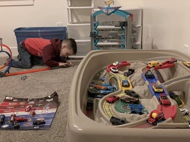 Ovaj 6-godišnjak je poslao sve svoje igračke nepoznatom vršnjaku nakon što je čuo da je drugi dječak izgubio dom u požaru