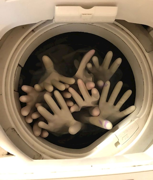 Ubacila sam gumene rukavice na pranje. Ovo je prizor kada sam otvorila bubanj: