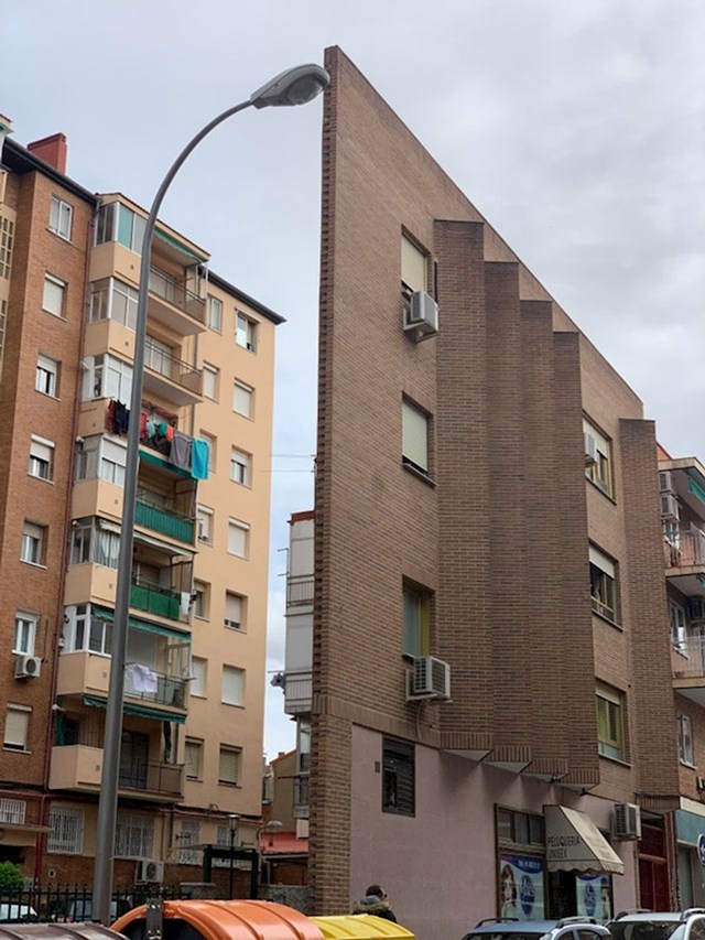 Što se čudite? Ima ovdje mjesta za još jednu ovakvu zgradu!