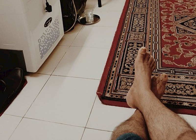 "Tip je uredno pljuvao po tepihu tokom priče.."