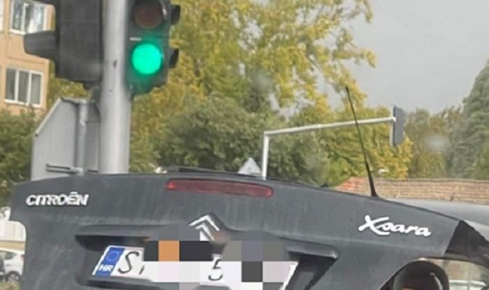 Netko je snimio bizaran prizor na našim cestama, morate vidjeti što je vlasnik natrpao u prtljažnik