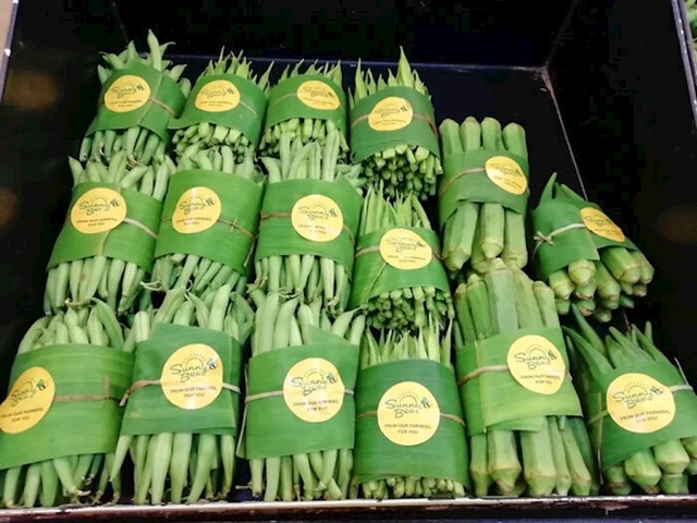 Indijski poljoprivrednici pakiraju svoje proizvode u listove banane