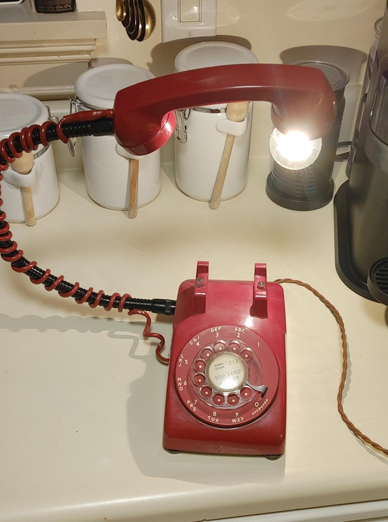 Stari telefon pretvoren u lampu