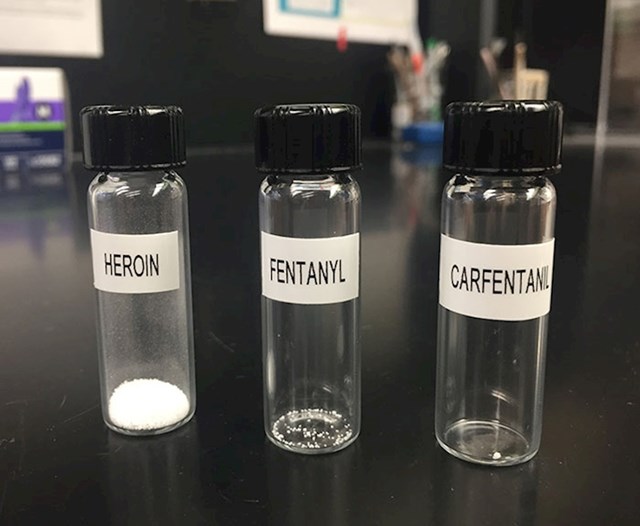 Heroin, fentanil i karfentanil. Svaka bočica sadrži smrtonosnu dozu.