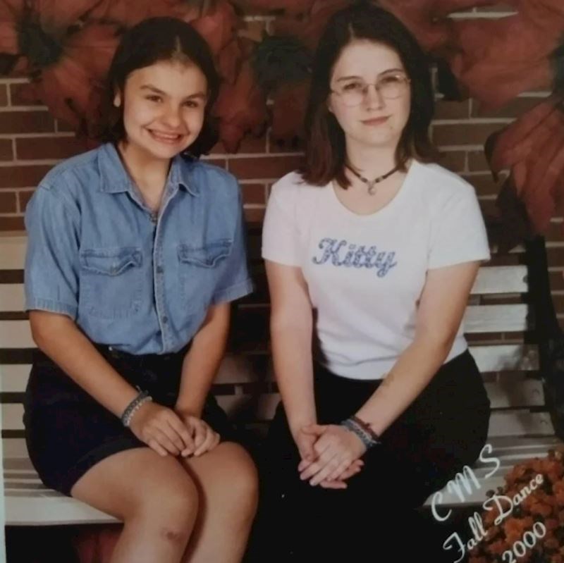 Ja (desno) na plesu osmaša izgledam kao profesorica koja nadgleda zabavu