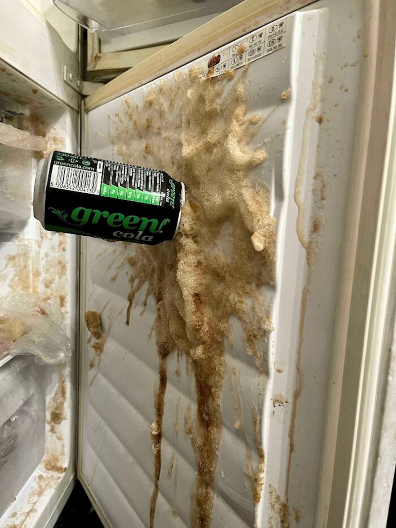 Ovako izgleda kada gazirano piće eksplodira u zamrzivaču