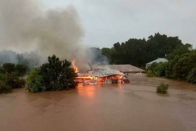 4. Ženi u Australiji je izgorjela kuća usred poplave...