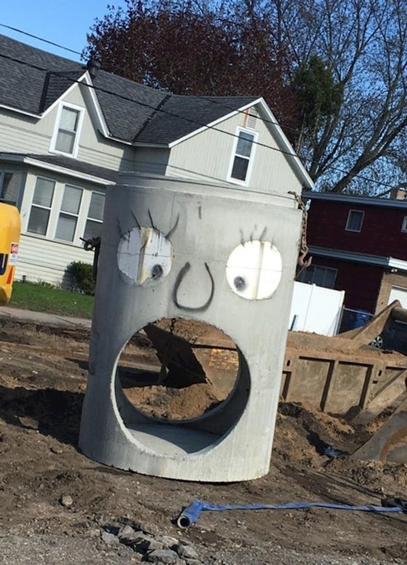 "U mojoj ulici postavljaju novu kanalizaciju pa su se radnici malo zabavili."