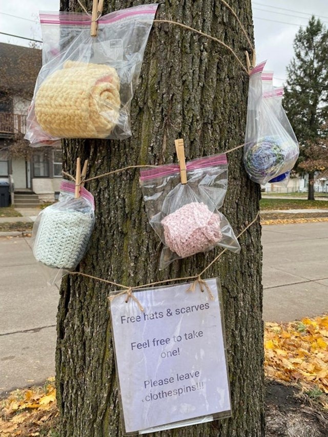 Baka iz susjedstva svaki dan isplete kape i šalove i objesi ih na stablo kako bi ih uzeli ljudi kojima trebaju
