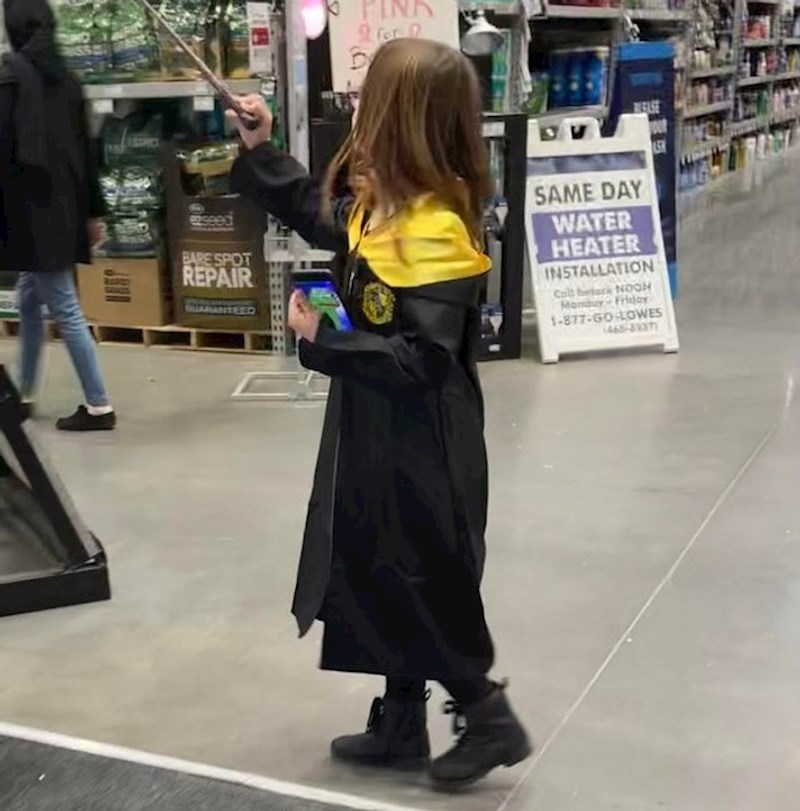 Sada je u fazi uživljenosti u Harryja Pottera i baca čini na prolaznike u trgovini