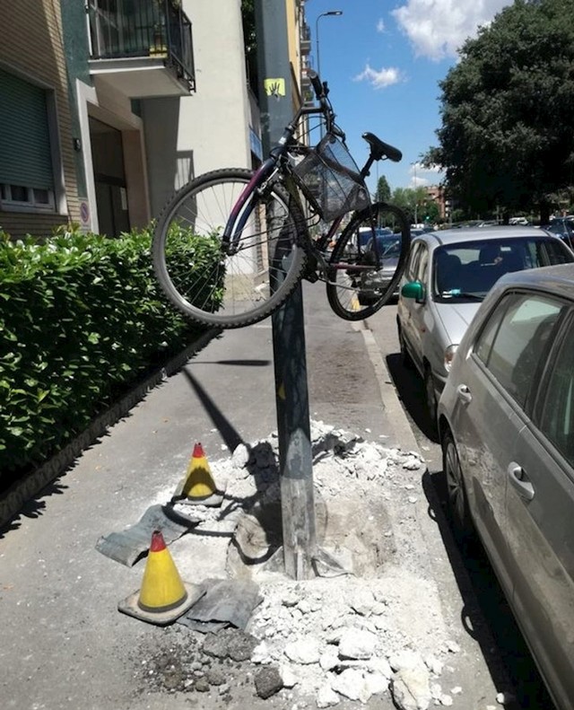 Bicikl im je smetao dok obave radove, pa je ovo bio najlogičniji način za skloniti ga
