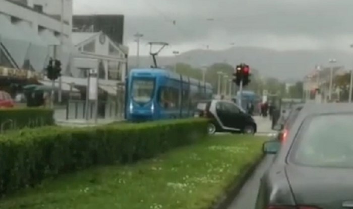 Smart auto s ne tako pametnim vozačem šokirao Zagrepčane; pogledajte što radi da izbjegne gužvu