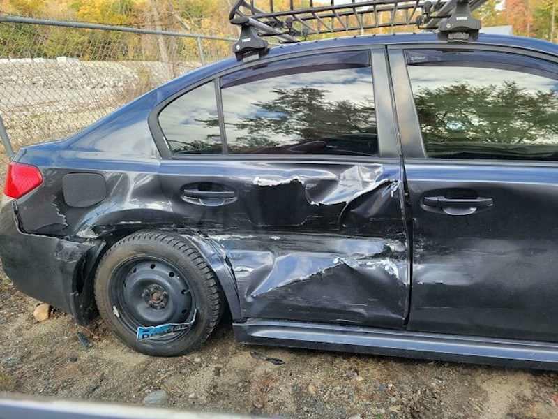 Netko mu se zabio u auto i pobjegao. Karma je bila brža no ikad pa se pobrinula da krivac bude pronađen bez puno muke. Pogledajte bolje što je ostalo u kolu automobila!