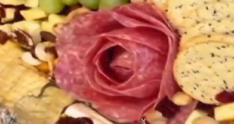 Jednostavan trik za dekoriranje jela kao profesionalac! Pogledajte video