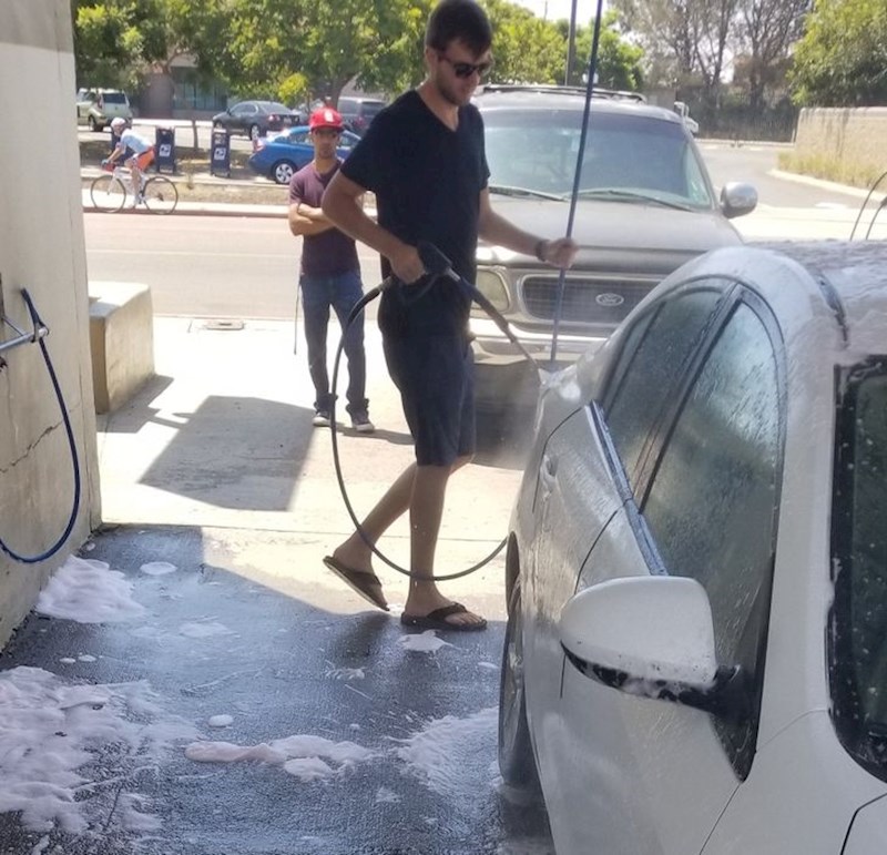 Kada tek počneš prati auto, a tip ti se nabije na prtljažnik, prekriži ruke i nervozno čeka