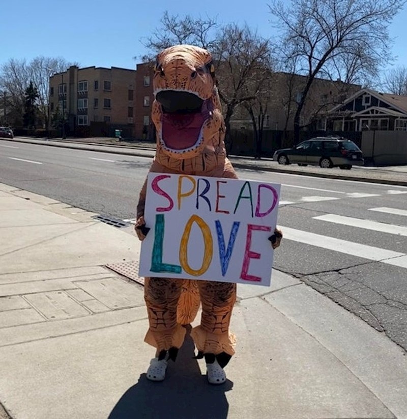 "Idem na posao i sretnem dinosaura koji širi ljubav"