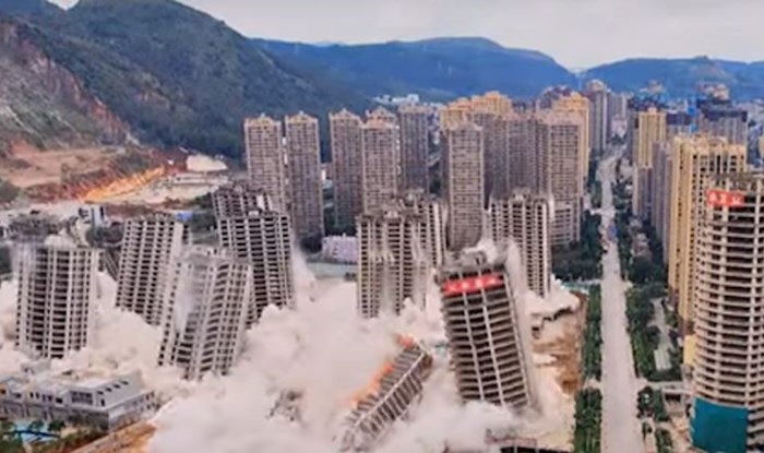 Pogledajte trenutak kada je 15 nebodera u Kini sravnjeno sa zemljom; razlog će vas zaprepastiti