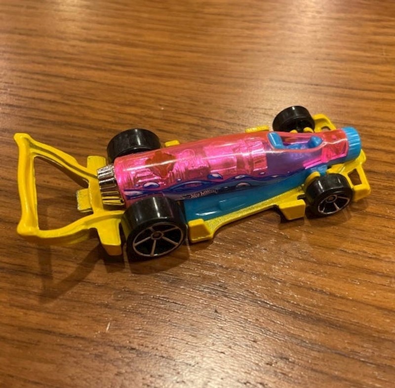 Ako pogledate bolje, ova igračka je ujedno i otvarač za boce! Win- win!