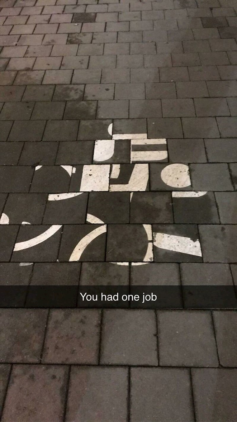 Pretpostavljamo da je u pitanju znak za invalide, ali ne pamtimo da smo ikad vidjeli da ga je netko ovoliko zabrljao...