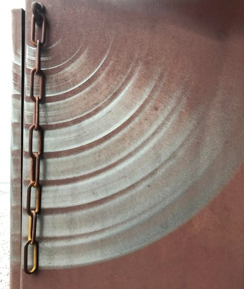 Dugotrajna izloženost ovog lanca jakom vjetru, napravila je umjetničko djelo na vratima