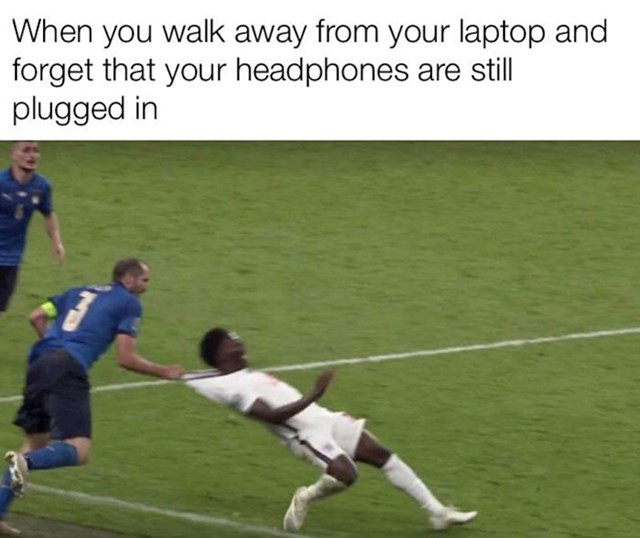 Ono kad se digneš od laptopa, a zaboraviš da su ti slušalice još u ušima