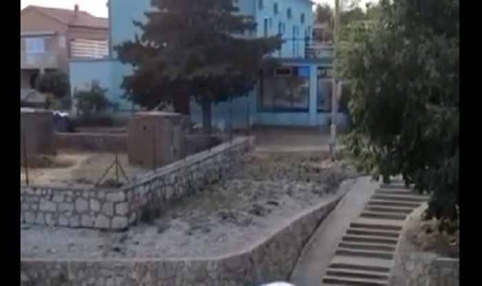 Auto nije mogao ni naprijed ni natrag pa je vozač odlučio probiti put na bizaran način