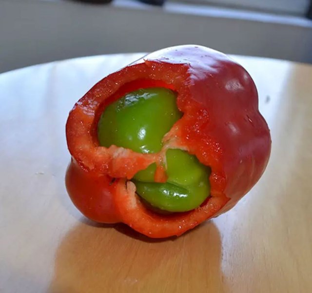 Zelena paprika u crvenoj paprici