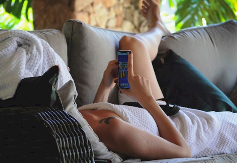 Kada skrolaš po mobitelu dok ležiš, pa ti ispadne iz ruku ravno na glavu!