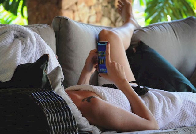 Kada skrolaš po mobitelu dok ležiš, pa ti ispadne iz ruku ravno na glavu!