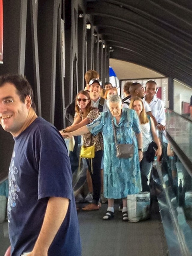 Starija Francuskinja ne shvaća da je blokirala masu ljudi na pokretnoj traci...