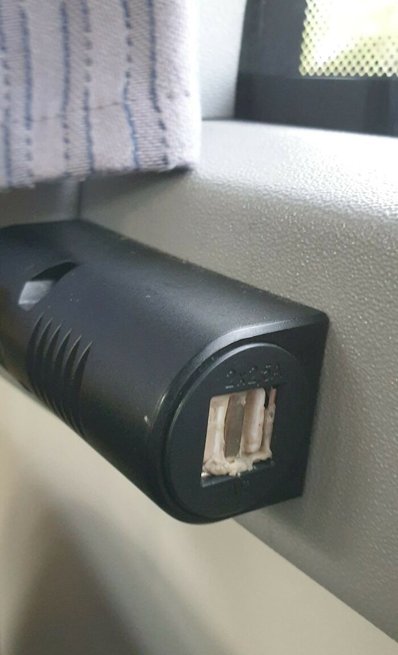 15. Što reći o osobama koje lijepe žvakače u USB ulaze u javnom prijevozu?