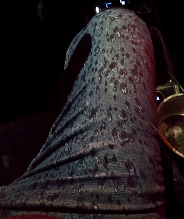 Kiša na staklu ostavila je odličan uzorak na jeansu
