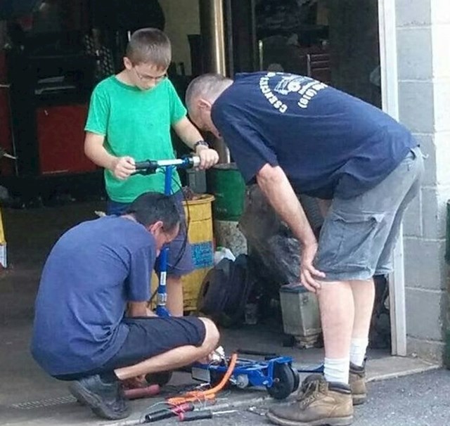 Automehaničari su potpuno besplatno otklonili kvar na električnom romobilu ovog dječaka