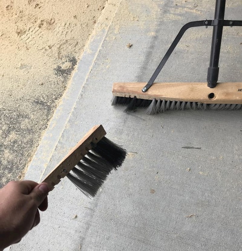 Metla se odlomila tako da sada ima ručnu i običnu metlu!