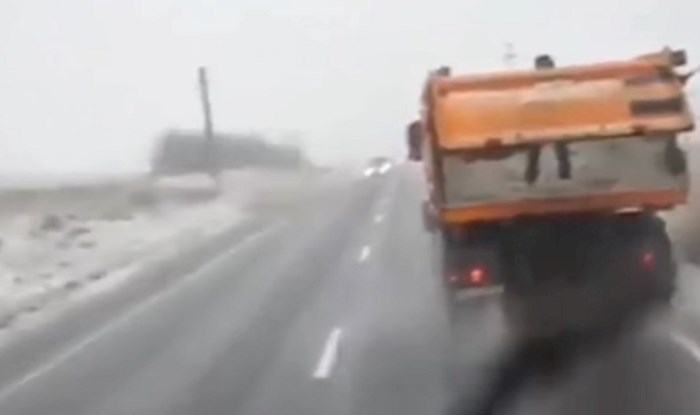 Hit snimka posipanja ceste solju u BIH nasmijala je cijelu regiju, morate vidjeti ovu metodu!