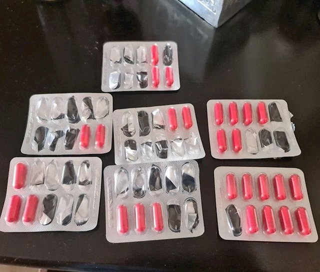 Dečko nikad ne potroši sve žvakače, a već otvori novo pakiranje...