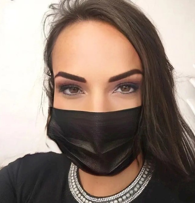 Holly McGuire - Holly zarađuje gotovo 4 tisuće dolara mjesečno kašljanjem za obožavatelje.
