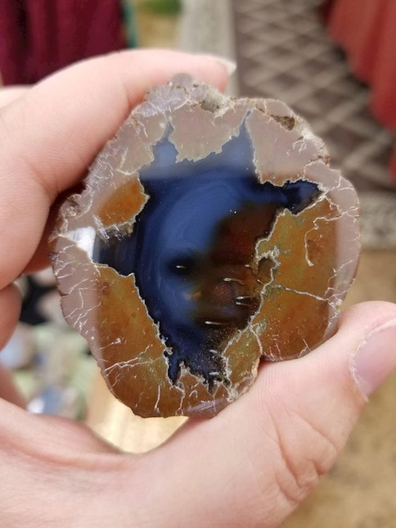 6. Kamen koji izgleda kao da je zarobio nečiju dušu u sebi