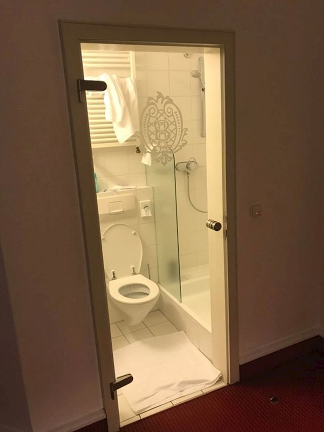 13. Zašto netko misli da je dobra ideja staviti prozirna vrata na WC? Zašto?