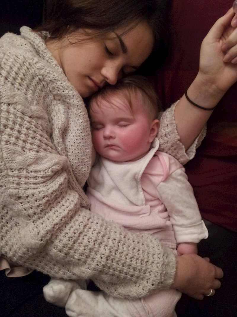 Htjele su me dočekati budne, ali prekasno sam završio smjenu. Pronašao sam ih na fotelji u ovoj pozi...