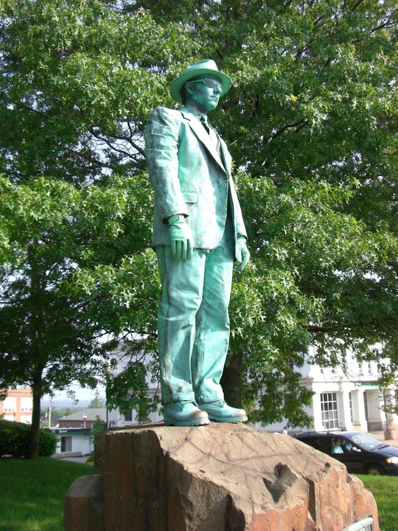 "Svi su se čudili otkad se ovdje stvorio kip. A meni je samo bilo dosadno, sjetio sam se ovog odijela i odlučio sam se zabaviti"